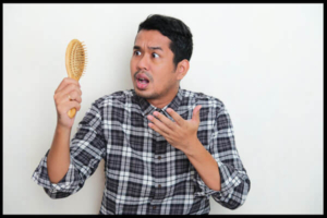 hombre preocupado por los factores que dañan el cabello